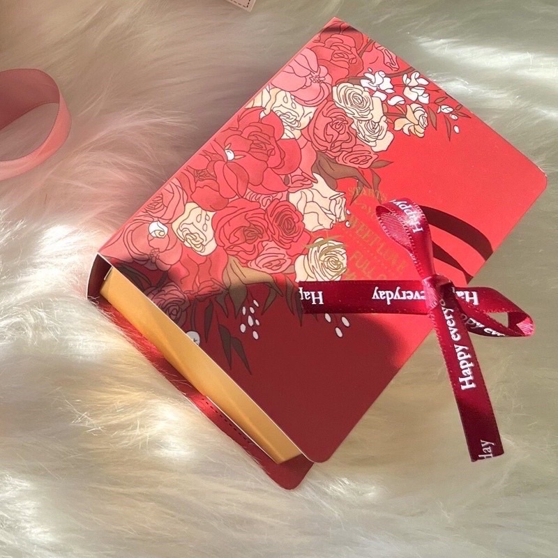 Hộp quà Valentine 6v cao cấp dáng book kèm dây nơ