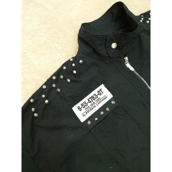 Áo khoác vải cotton poly  1 lớp màu đen phối hình thêu và đinh tán có khóa kéo dây rút eo túi 2 bên