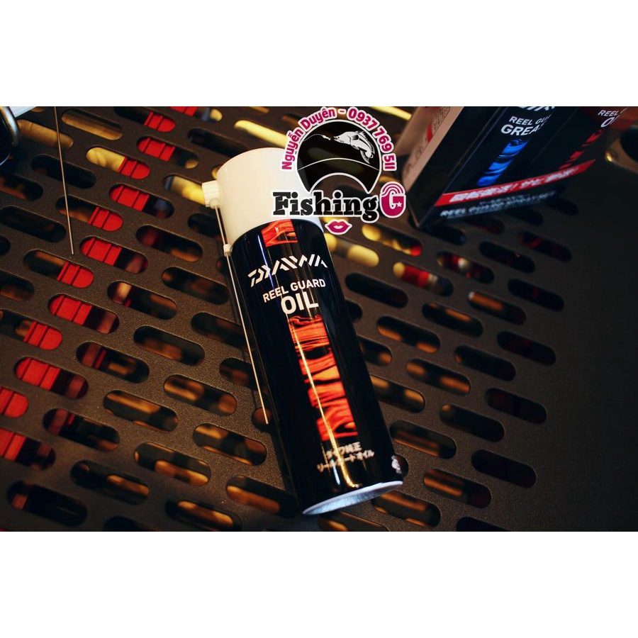 Cặp dầu mỡ Daiwa dang xịt vệ sinh máy câu