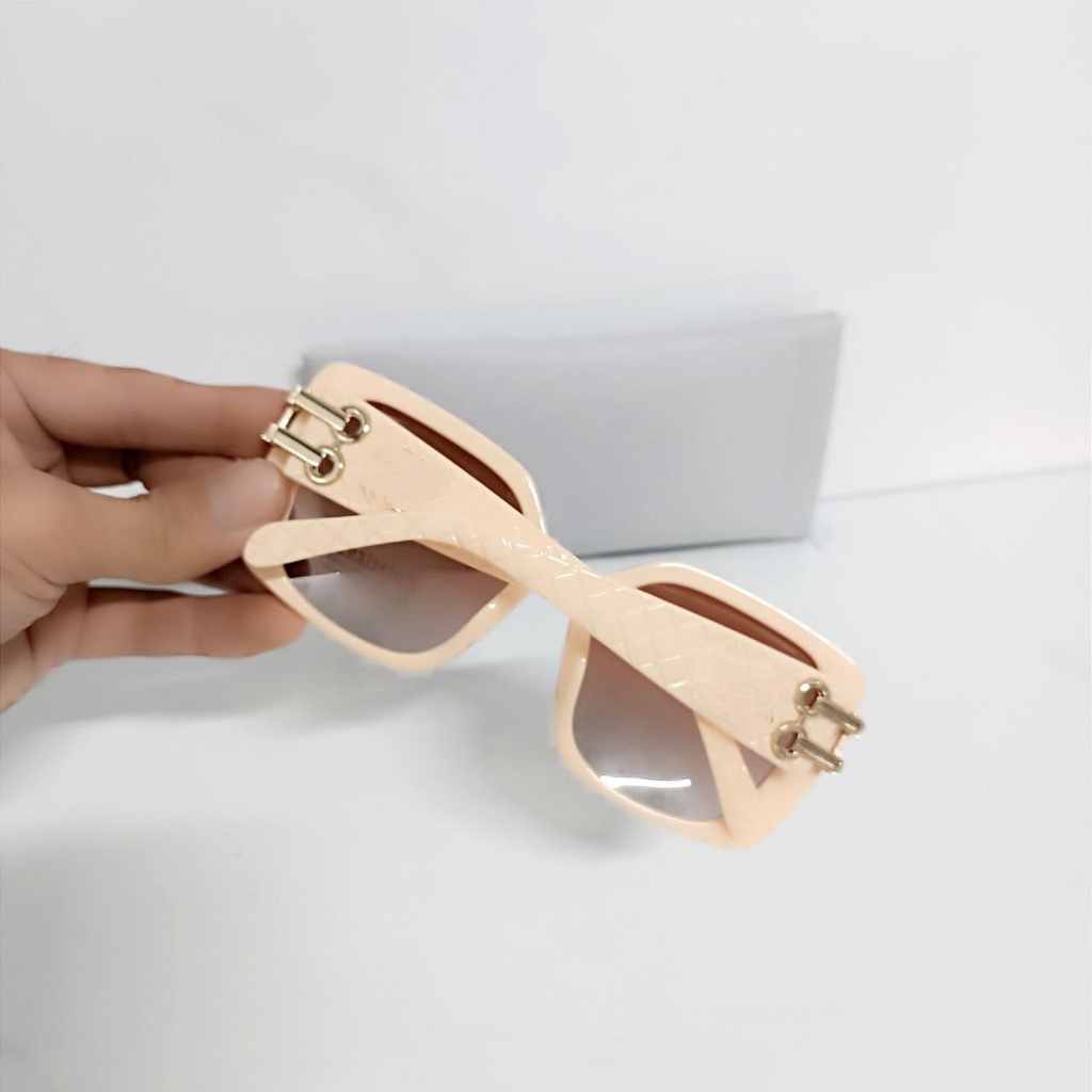 Mắt kính chống tia uv phong cách năm 2022 sang trọng cho nữ mặt nâu bản kính hơi to