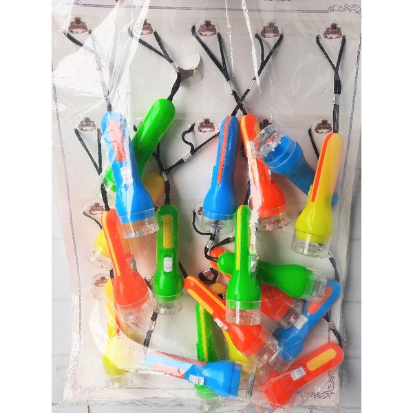 Đèn pin  LED siêu phát sáng giúp bé quan sát thỏa thích vui chơi