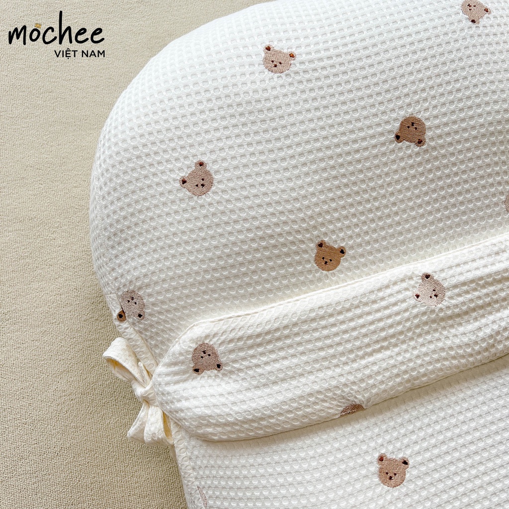 GỐI CHỐNG TRÀO NGƯỢC VẢI WAFFLE  MOCHEE - GẤU THÊU