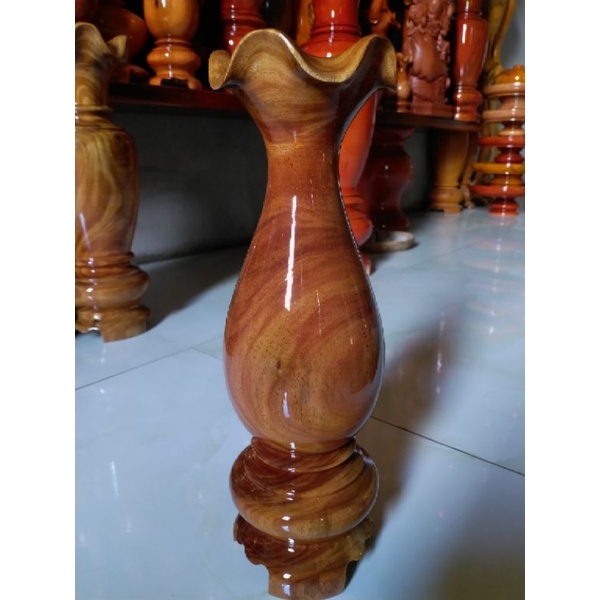 một cái bình gỗ cao 30 x 10 cm
