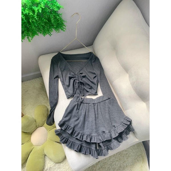 Sét Áo Thun Gân Tay Dài + Quần 2 Tầng Phối Bèo Chuẩn Thời Trang Nữ, Form dáng cực xinh Trẻ trung gợi cảm.