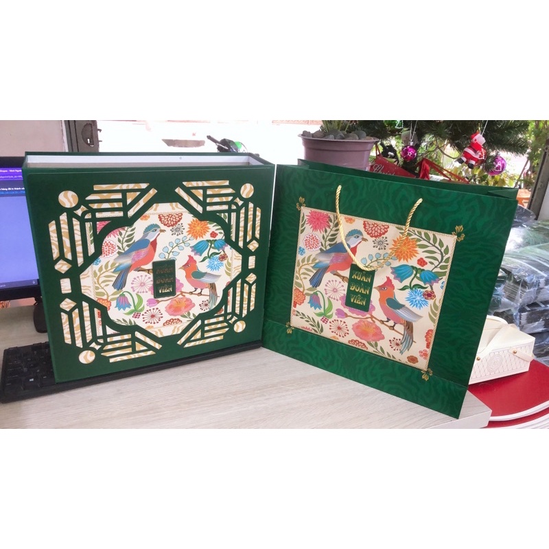 HỘP QUÀ TẾT CỨNG CAO CẤP -KHOÁ NAM CHÂM -KÈM TÚI XÁCH -kt:36x35x10.5cm ( giá tận xưởng - nhận in logo )
