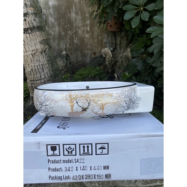 Chậu lavabo rửa mặt hoa văn đi kèm gương và kệ
