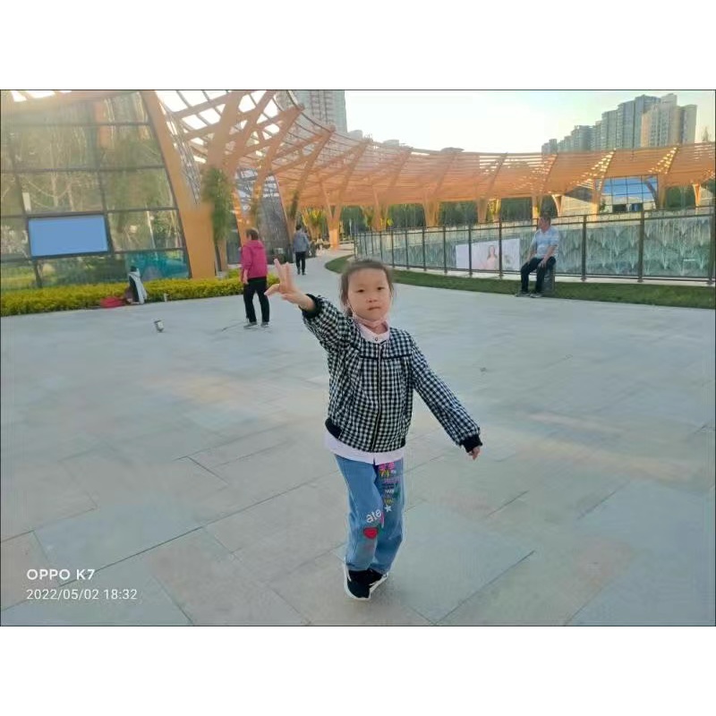 Quần bò dài mềm màu xanh hoạ tiết hoạt hình cho bé gái  N01347