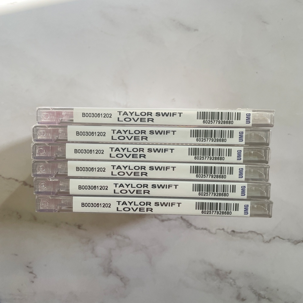 ALBUM ẢNH TAYLOR SWIFT - LOVER STANDARD