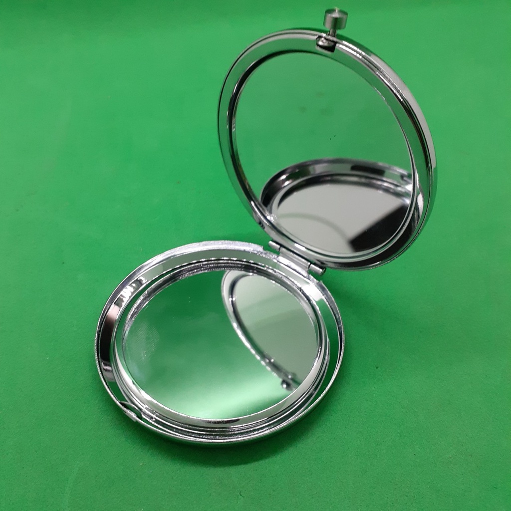 Gương gấp trang điểm chất lượng cao, sắc nét, gương phóng to 2 lần để quan sát từng chi tiết.