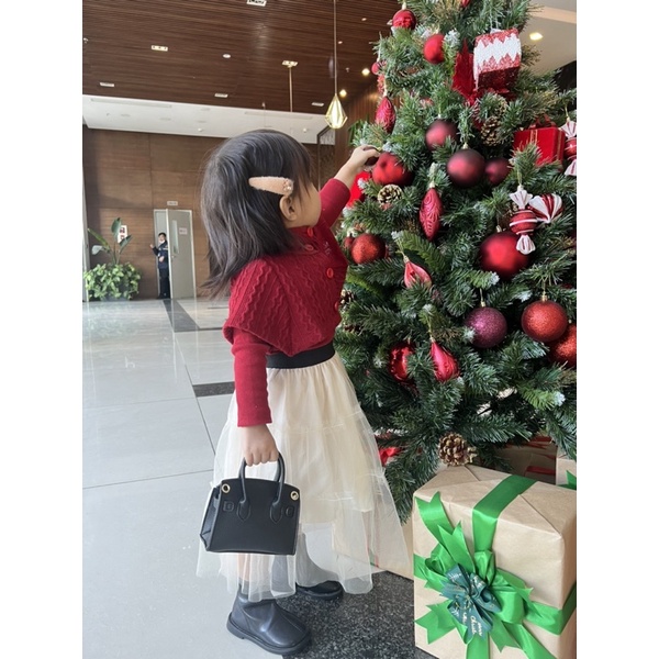 Áo len vặn thừng 2 chi tiết gồm 1 áo choàng và 1 áo len tăm mặc bên trong