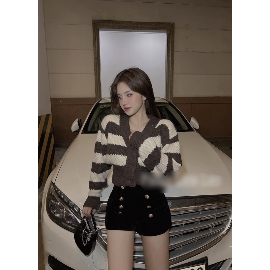 Áo khoác len kẻ cổ V