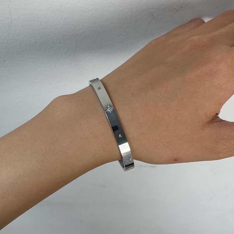 Kiềng vòng tay titan đính đá zircon khắc ngôi sao Madde/2769