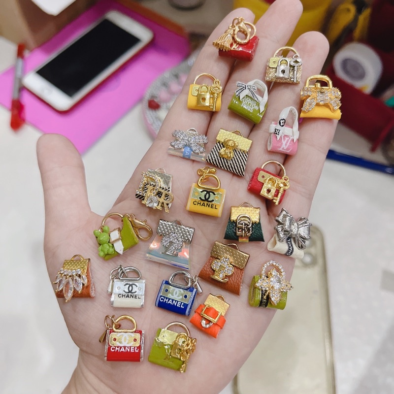 Charm túi titan chà neo siêu hot charm túi da và dây nịt con ong titan hoa to ngón chân 2023