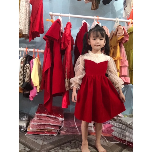 Váy nhung tay pha ren cho bé