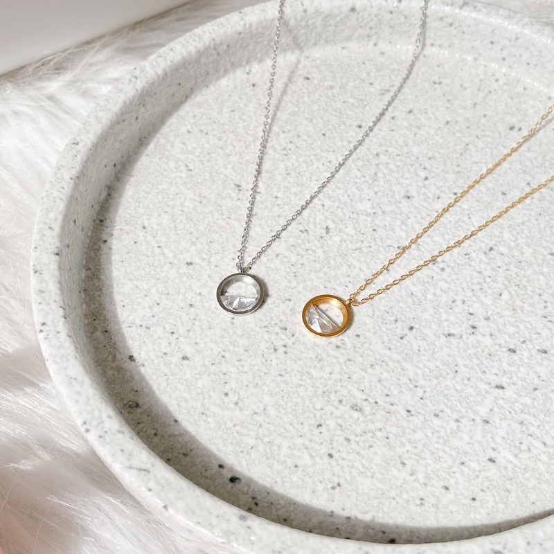 Dây chuyền titan mặt hạt đá trăng bán nguyệt