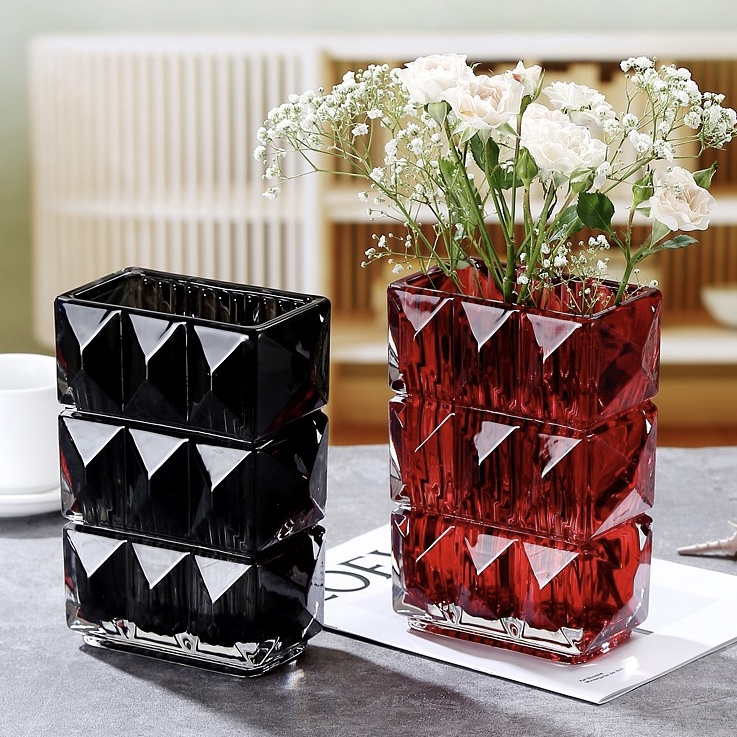 Lọ hoa thuỷ tinh pha lê hình tháp sang trọng , bình hoa decor cao cấp Qhouse , lọ hoa chưng tết đẳng cấp
