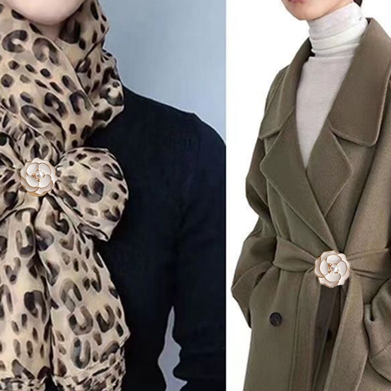 Ghim Cài Khăn Choàng Lụa Tráng Men Hình Hoa Trà Đính Ngọc Trai Phong Cách Pháp Cổ Điển