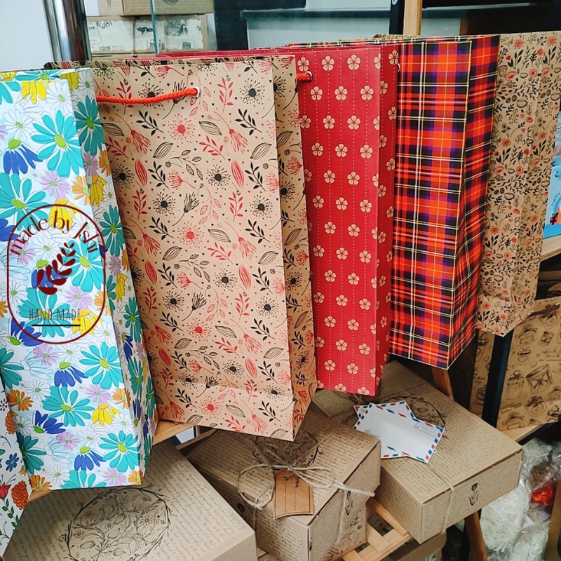 Túi giấy kraft hoạ tiết đựng quà size lớn