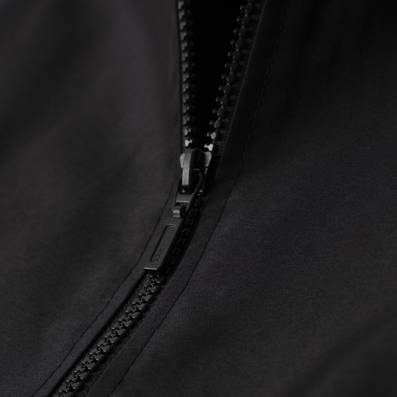 Áo khoác dù BLISH đen - phối xám trắng.