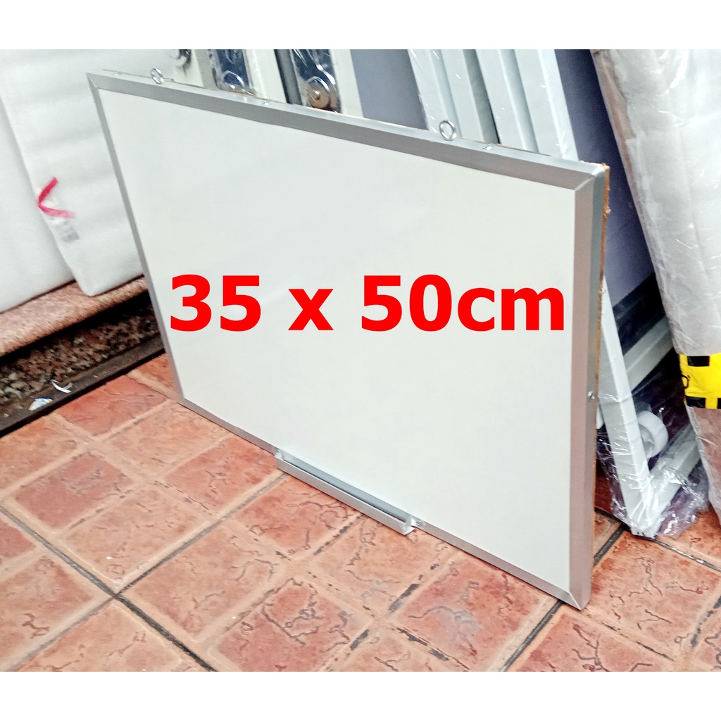 Bảng viết bút lông hay còn gọi là: Bảng trắng treo tường, bảng mica trắng, bảng foocmica...
