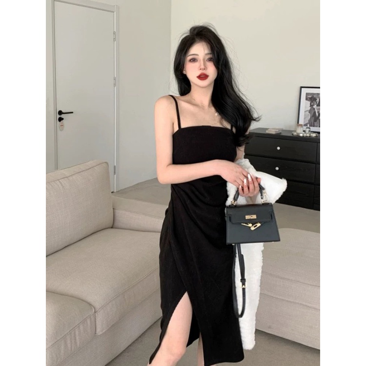 Set áo len trễ vai vạt chéo phối cùng váy hai dây xẻ một bên