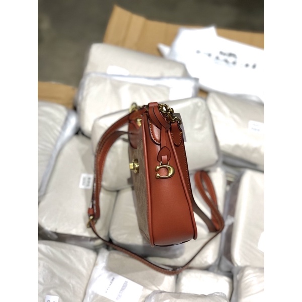 Túi đeo chéo Coach Chaise Crossbody