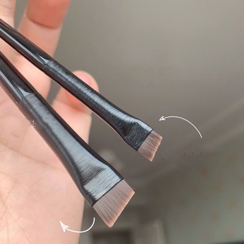 Cọ trang điểm đầu xiên cán đen chuyên dụng vẽ eyeliner tán chân mày