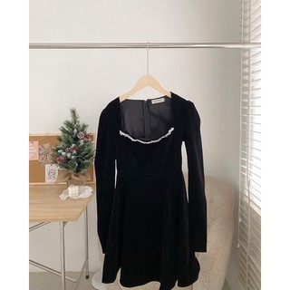 Váy- Đầm nhung cổ vuông đính đá dáng xoè
