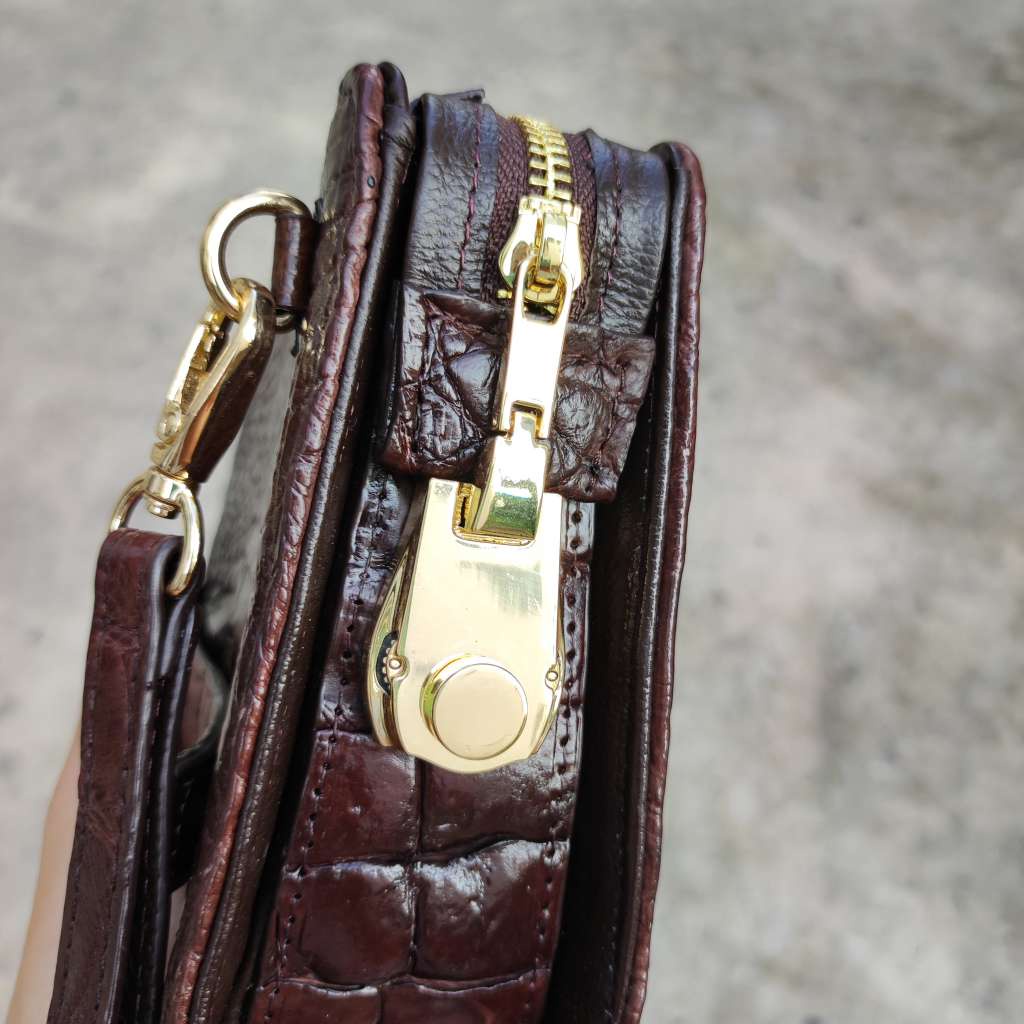 Cầm tay có khóa số. Da bắp cá sấu siêu lớn!