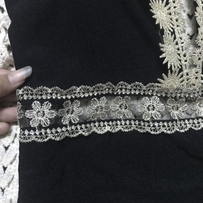 Bikini 1 mảnh đen phối hoa cúc trắng