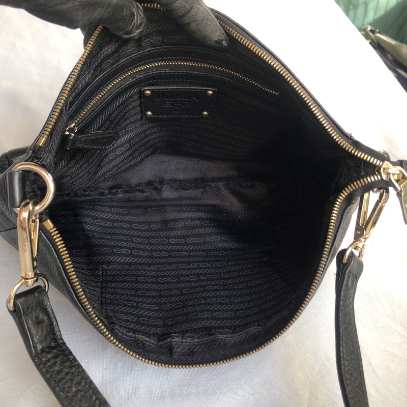 Túi chuẩn si. Túi qua sử dụng. Khách vui lòng xem hình nếu muốn biết thêm thông tin sản phẩm mời khách vô chat . Thanks.