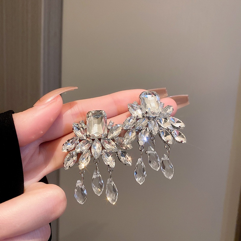 Bông Tai Hình Lá Tua Rua Đính Đá Zircon Cao Cấp