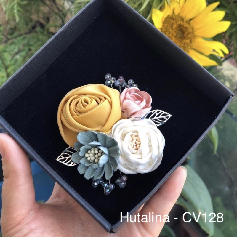 Hoa Cài Áo Handmade Hutalina  CV128 - HUTALINA
