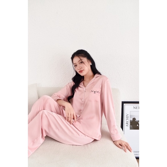 Bộ Pyjamas Nữ Mặc Nhà Áo Dài Quần Dài Chất Liệu Lụa Thiết Kế Túi Thỏ Màu Xanh Đậm Rabby Pink LILAS BLANC