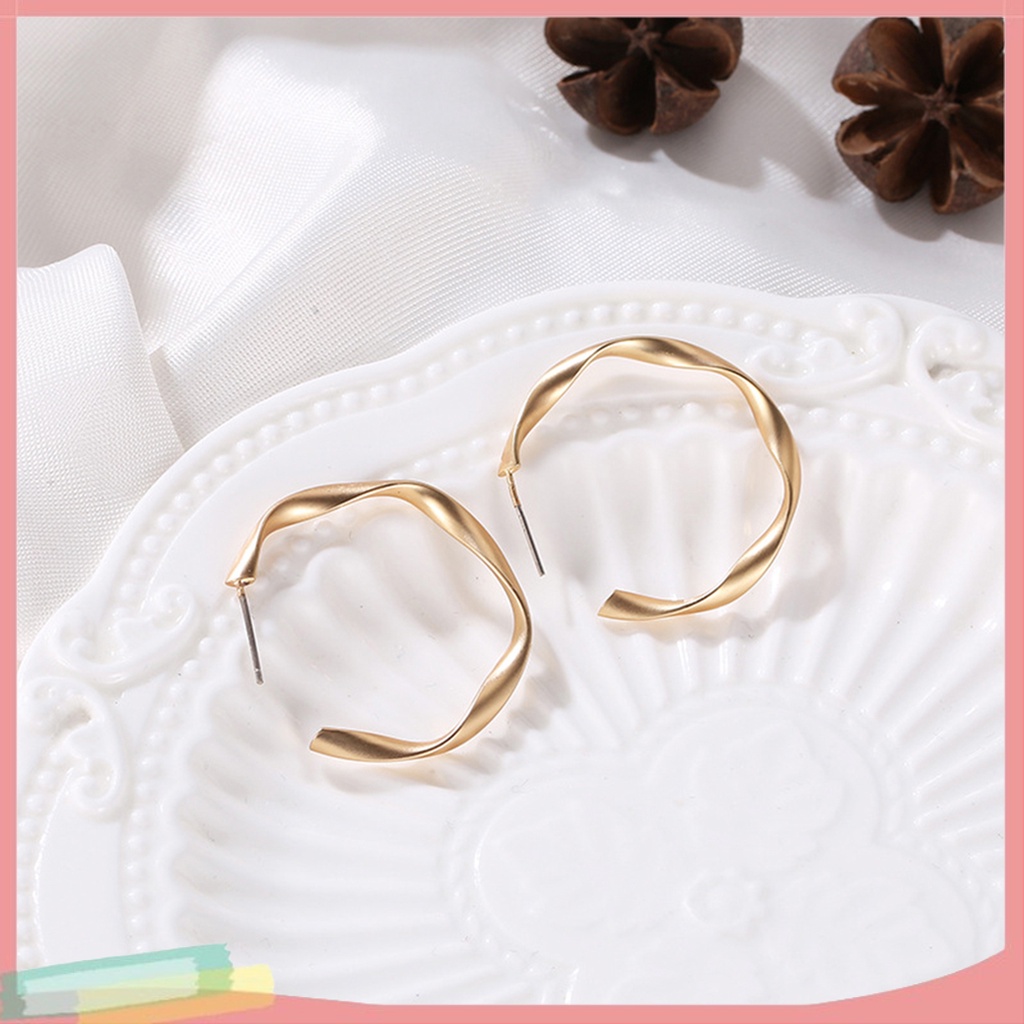 Khuyên tai dạng tròn phong cách thời trang cho phái nữ