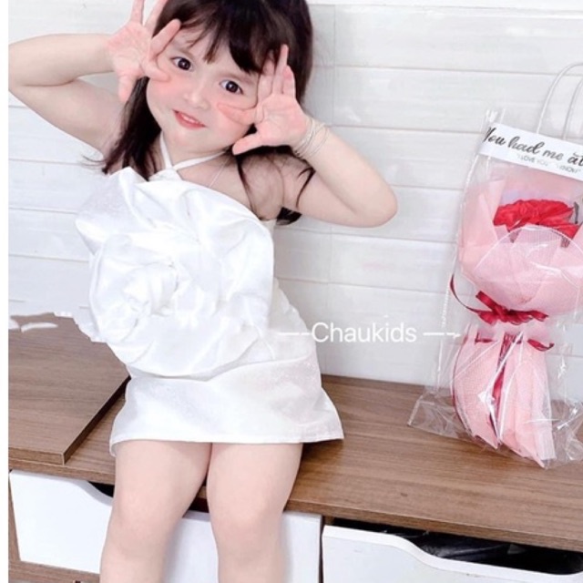 set váy yếm nhung và áo len tăm cổ bèo dễ thương