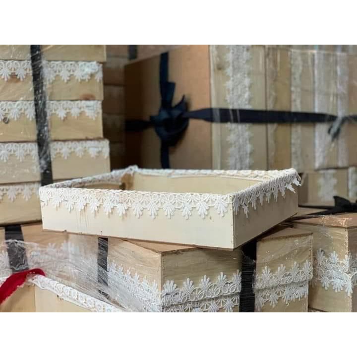 Khay gỗ lót ren cao cấp làm quà Tết Hà Nội size 25x35 cm