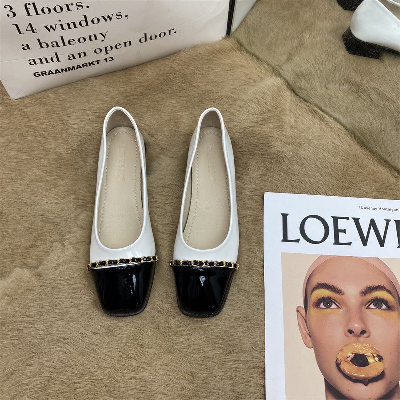 Giày búp bê bệt Miu Miu da bóng mũi tròn gắn xích