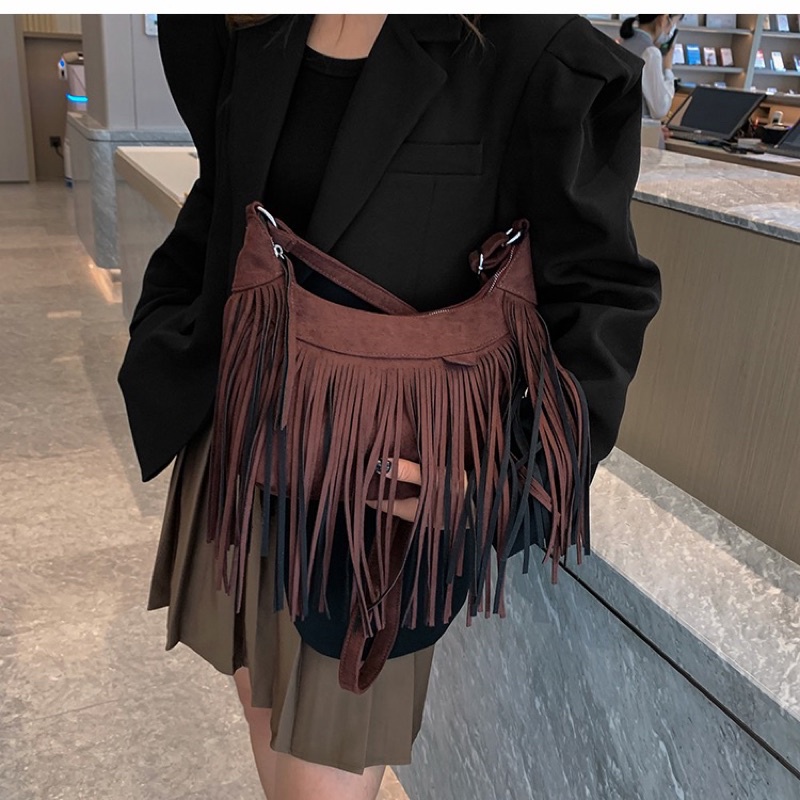 Túi đeo chéo tua rua chất da lộn hàng thiết kế mẫu mới 2023