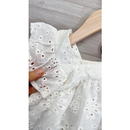 Áo Zara đục lỗ bé gái