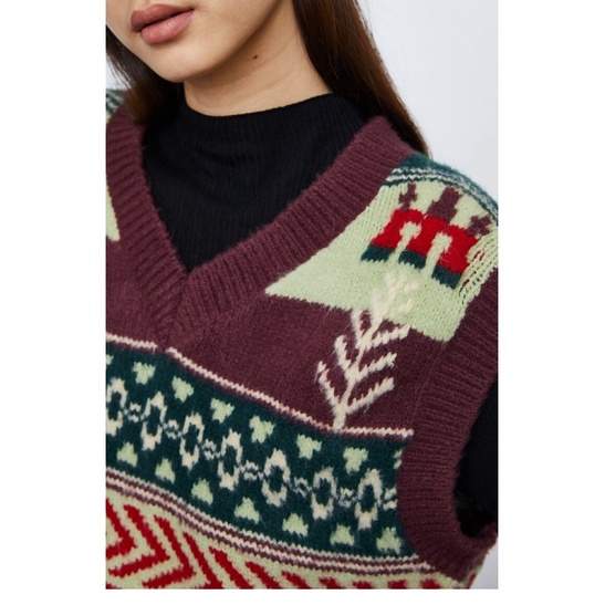 Áo ghile len nâu hoạ tiết Urban Revivo