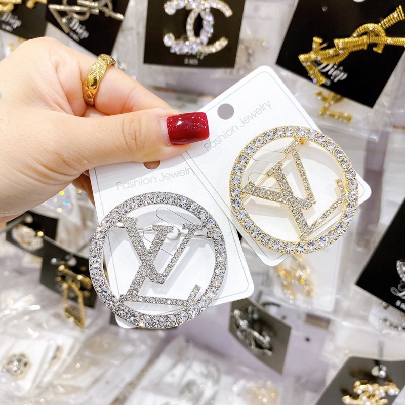 Cài áo LV  phong cách Hàn Quốc