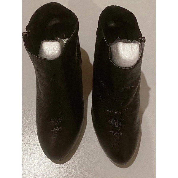 Thanh lý giày boots đen cao gót size 35.