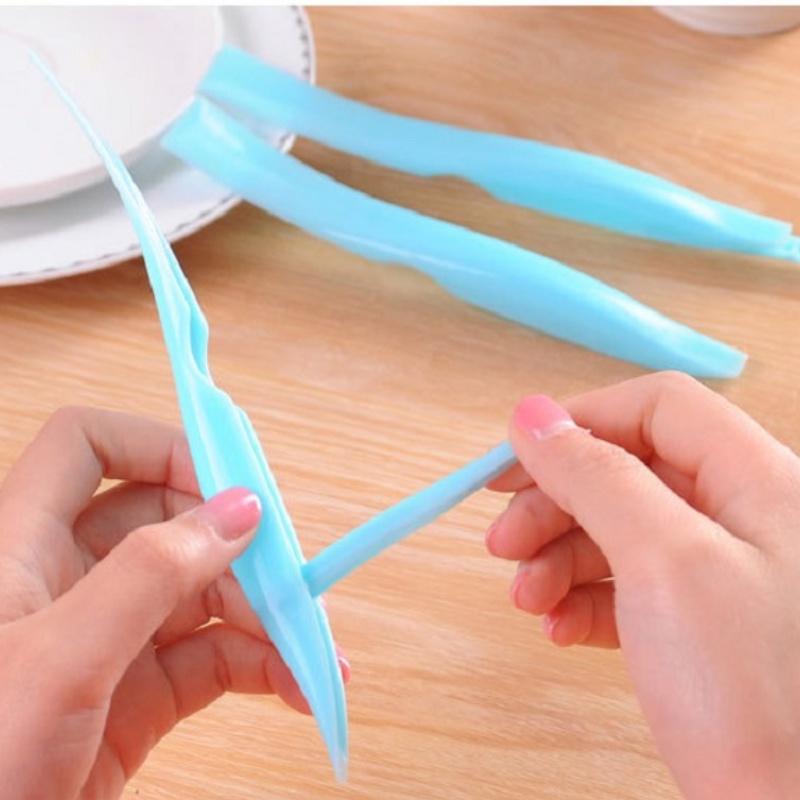 Dụng cụ làm sạch bếp gá đa năng, thiết kê nhỏ gọn, mềm dễ dàng đánh bật các vết bẩn cứng đầu giúp căn bếp luôn sạch sẽ