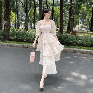 Đầm midi voan hoa nhí cổ vuông đắp ngực dập ly 3 tầng tay phồng cột dây nơ lung