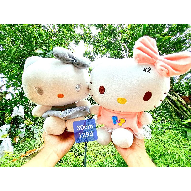 Gấu bông Hello Kitty, mèo Kitty đủ màu, váy áo sặc sỡ dễ thương
