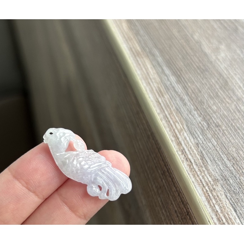 Mặt dây Jadeite Jade A chạm hình chim anh vũ tượng trưng trí tuệ