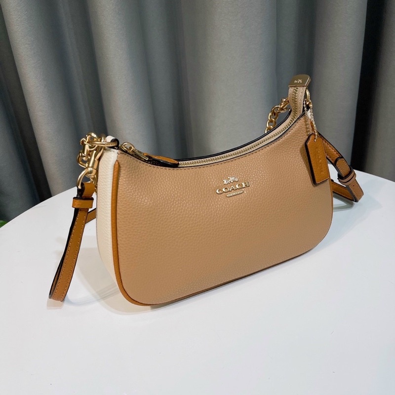 Túi đeo chéo đeo vai Coach Teri dáng thuyền màu nude
