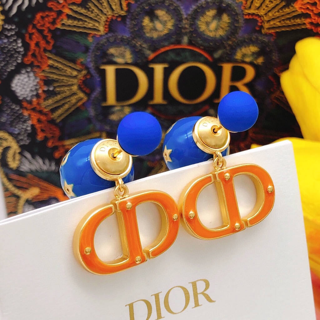Bông tai logo thiết kế sành điệu của Dior CD