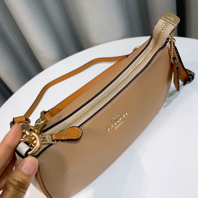Túi đeo chéo đeo vai Coach Teri dáng thuyền màu nude